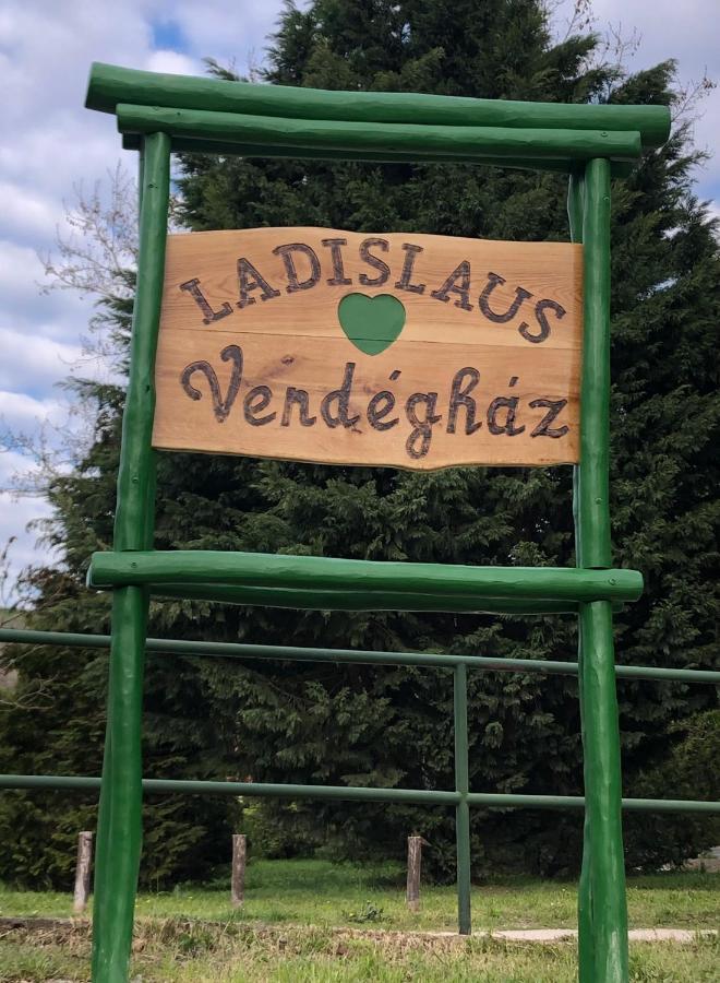 Ladislaus Schnaps-Haus Falusi Vendeghaz Csolnok Eksteriør bilde