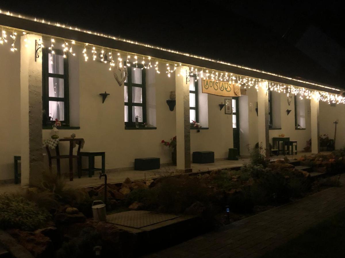 Ladislaus Schnaps-Haus Falusi Vendeghaz Csolnok Eksteriør bilde